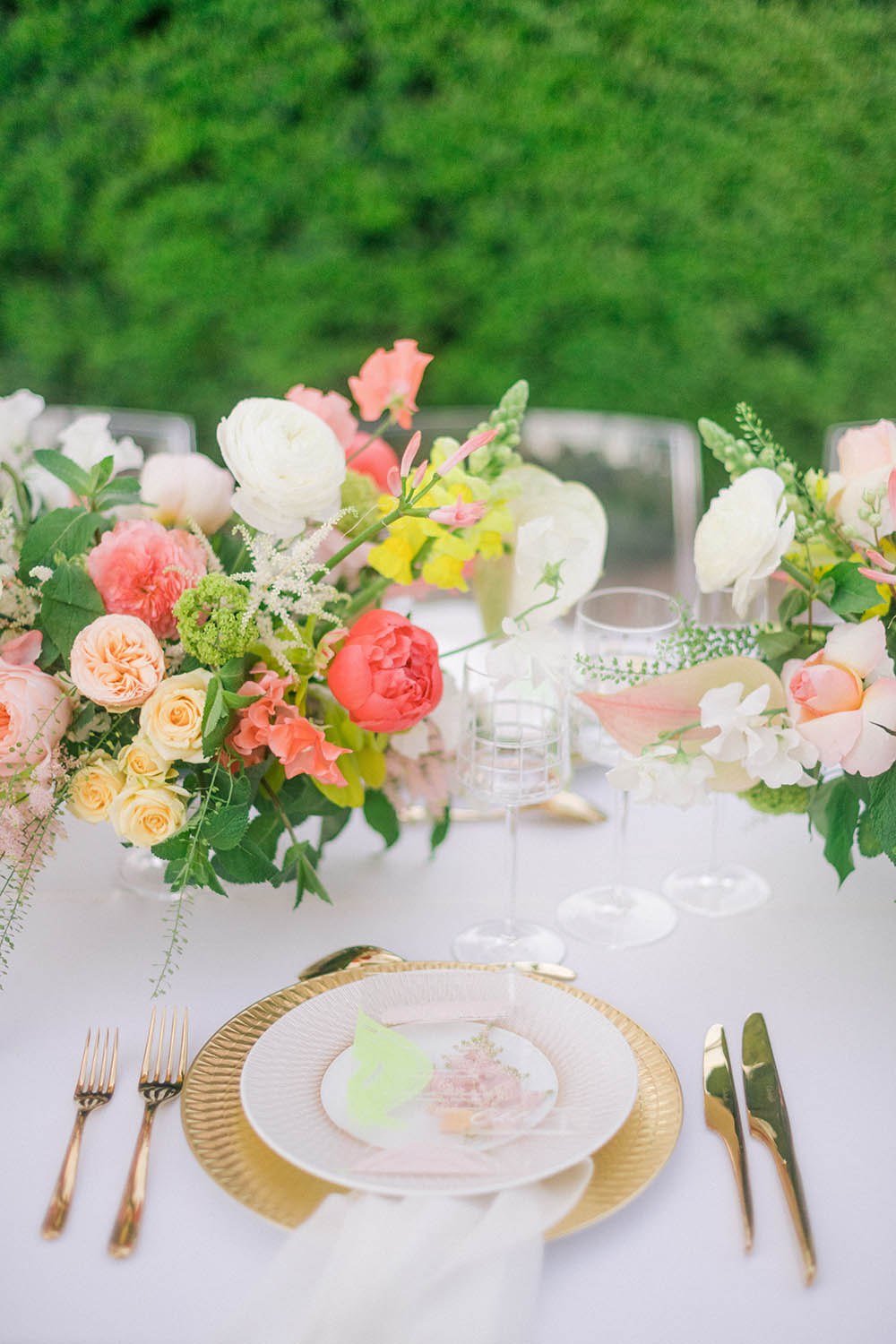 fleurs sur une table